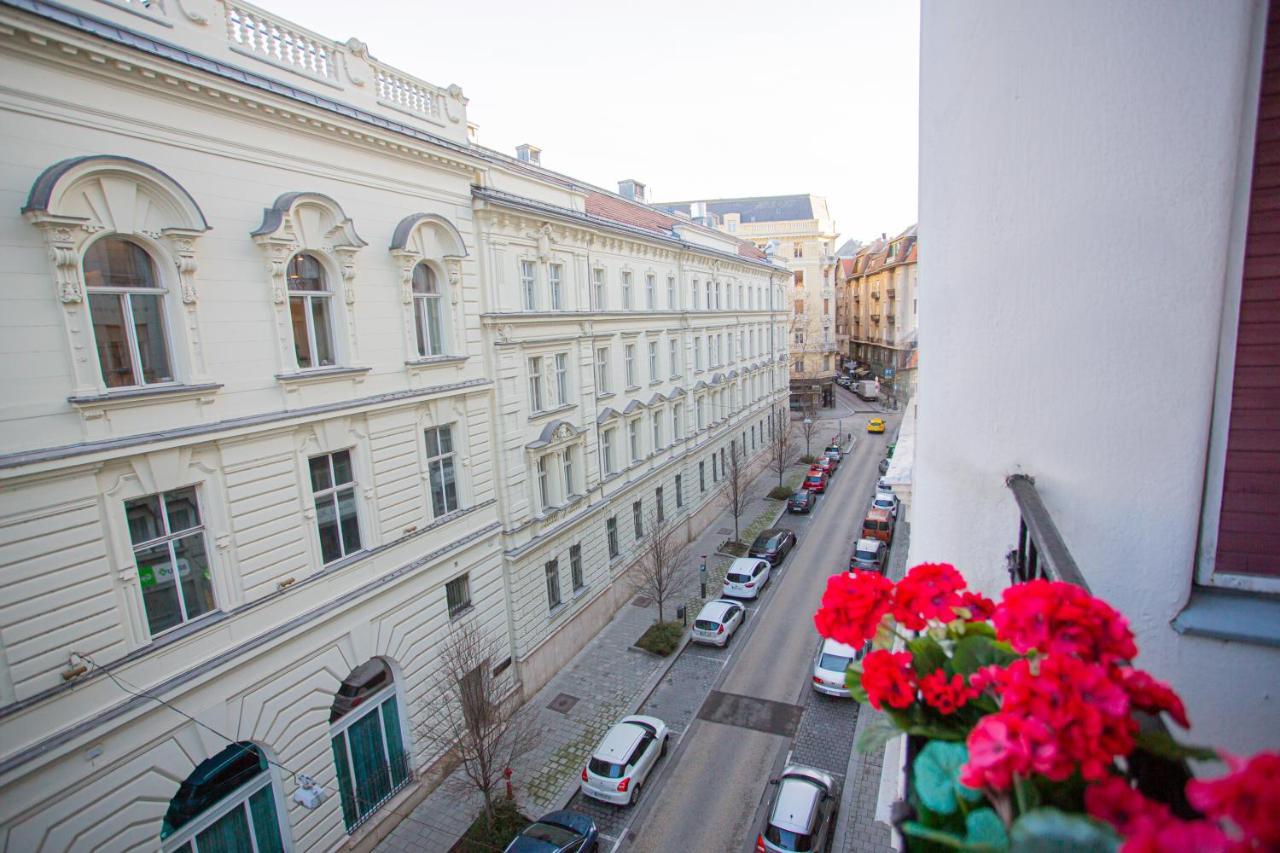 Vaci Street Budapeste