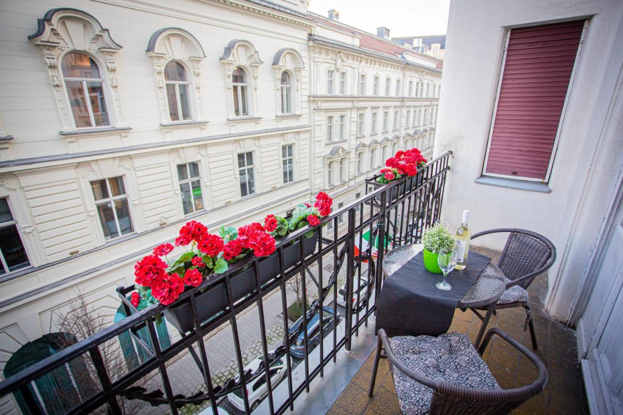 Vaci Street Budapeste